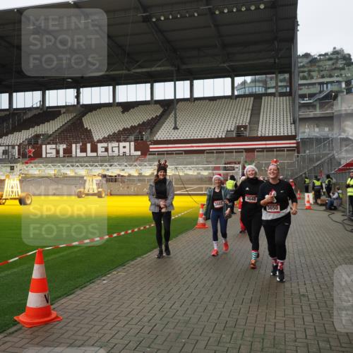 07.12.2025 - St. Pauli X-Mass-Run No. 15 Fabian Wolf http://msf.ph/oto/9422386 07.12.2025 11:52:11 Ziel 2121, 3445, 3648, 3650, 3659, 3865 meine-sportfotos.de