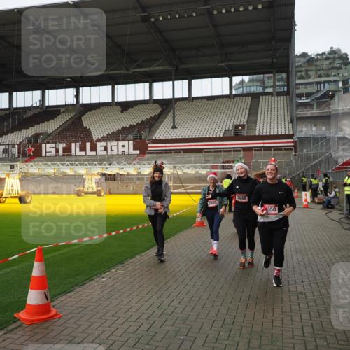 07.12.2025 - St. Pauli X-Mass-Run No. 15 Fabian Wolf http://msf.ph/oto/9422387 07.12.2025 11:52:11 Ziel 2121, 3445, 3648, 3650, 3659, 3865 meine-sportfotos.de