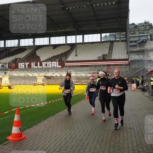 07.12.2025 - St. Pauli X-Mass-Run No. 15 Fabian Wolf http://msf.ph/oto/9422388 07.12.2025 11:52:11 Ziel 2121, 3445, 3648, 3650, 3659, 3865 meine-sportfotos.de