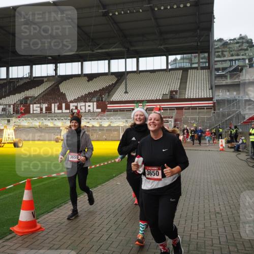 07.12.2025 - St. Pauli X-Mass-Run No. 15 Fabian Wolf http://msf.ph/oto/9422393 07.12.2025 11:52:12 Ziel 627, 2121, 3445, 3648, 3650, 3659, 3865 meine-sportfotos.de