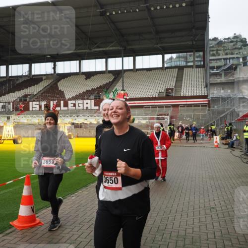 07.12.2025 - St. Pauli X-Mass-Run No. 15 Fabian Wolf http://msf.ph/oto/9422395 07.12.2025 11:52:13 Ziel 627, 644, 2121, 3276, 3280, 3445, 3648, 3650, 3659, 3865 meine-sportfotos.de