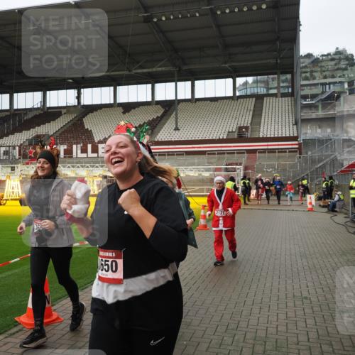 07.12.2025 - St. Pauli X-Mass-Run No. 15 Fabian Wolf http://msf.ph/oto/9422396 07.12.2025 11:52:13 Ziel 627, 644, 2121, 3276, 3280, 3445, 3648, 3650, 3659, 3865 meine-sportfotos.de