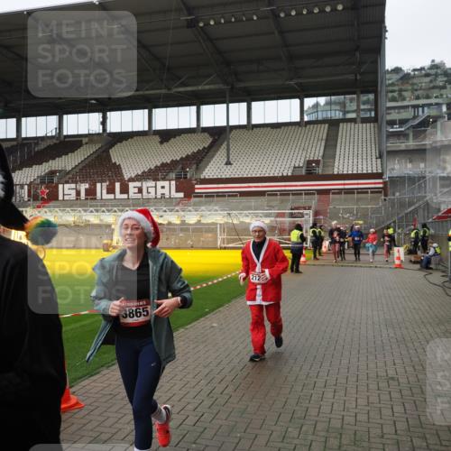 07.12.2025 - St. Pauli X-Mass-Run No. 15 Fabian Wolf http://msf.ph/oto/9422398 07.12.2025 11:52:13 Ziel 627, 644, 2121, 3276, 3280, 3445, 3648, 3650, 3659, 3865 meine-sportfotos.de