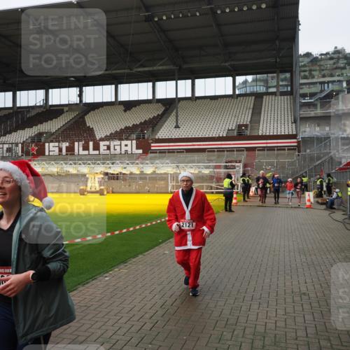07.12.2025 - St. Pauli X-Mass-Run No. 15 Fabian Wolf http://msf.ph/oto/9422400 07.12.2025 11:52:14 Ziel 627, 644, 2121, 3276, 3280, 3445, 3648, 3650, 3659, 3865 meine-sportfotos.de