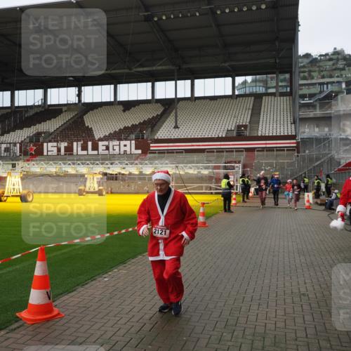 07.12.2025 - St. Pauli X-Mass-Run No. 15 Fabian Wolf http://msf.ph/oto/9422402 07.12.2025 11:52:14 Ziel 627, 644, 2121, 3276, 3280, 3445, 3648, 3650, 3659, 3865 meine-sportfotos.de