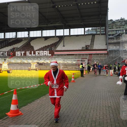 07.12.2025 - St. Pauli X-Mass-Run No. 15 Fabian Wolf http://msf.ph/oto/9422403 07.12.2025 11:52:14 Ziel 627, 644, 2121, 3276, 3280, 3445, 3648, 3650, 3659, 3865 meine-sportfotos.de