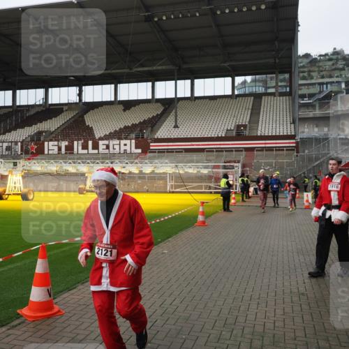 07.12.2025 - St. Pauli X-Mass-Run No. 15 Fabian Wolf http://msf.ph/oto/9422405 07.12.2025 11:52:15 Ziel 627, 644, 2121, 3276, 3280, 3445, 3648, 3650, 3659, 3865 meine-sportfotos.de