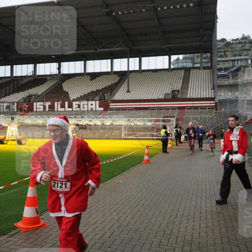 07.12.2025 - St. Pauli X-Mass-Run No. 15 Fabian Wolf http://msf.ph/oto/9422406 07.12.2025 11:52:15 Ziel 627, 644, 2121, 3276, 3280, 3445, 3648, 3650, 3659, 3865 meine-sportfotos.de