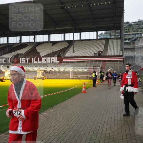 07.12.2025 - St. Pauli X-Mass-Run No. 15 Fabian Wolf http://msf.ph/oto/9422407 07.12.2025 11:52:15 Ziel 627, 644, 2121, 3276, 3280, 3445, 3648, 3650, 3659, 3865 meine-sportfotos.de