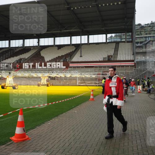 07.12.2025 - St. Pauli X-Mass-Run No. 15 Fabian Wolf http://msf.ph/oto/9422412 07.12.2025 11:52:16 Ziel 627, 644, 2121, 3276, 3280, 3648, 3650, 3659, 3865 meine-sportfotos.de