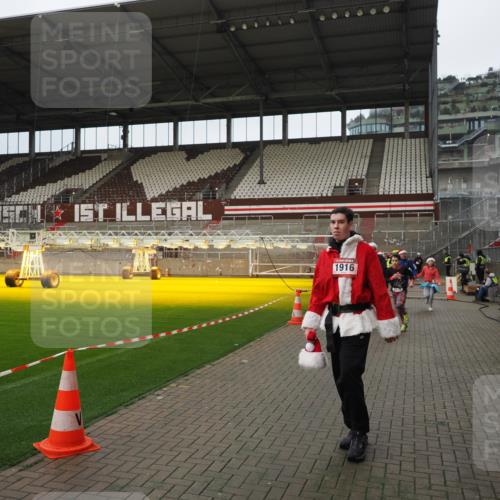07.12.2025 - St. Pauli X-Mass-Run No. 15 Fabian Wolf http://msf.ph/oto/9422413 07.12.2025 11:52:17 Ziel 627, 644, 2121, 3276, 3280, 3648, 3650, 3659, 3865 meine-sportfotos.de