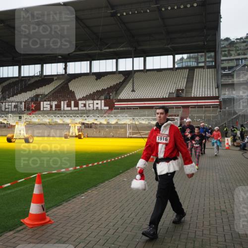07.12.2025 - St. Pauli X-Mass-Run No. 15 Fabian Wolf http://msf.ph/oto/9422414 07.12.2025 11:52:17 Ziel 627, 644, 2121, 3276, 3280, 3648, 3650, 3659, 3865 meine-sportfotos.de
