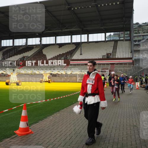 07.12.2025 - St. Pauli X-Mass-Run No. 15 Fabian Wolf http://msf.ph/oto/9422415 07.12.2025 11:52:17 Ziel 627, 644, 2121, 3276, 3280, 3648, 3650, 3659, 3865 meine-sportfotos.de