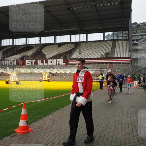 07.12.2025 - St. Pauli X-Mass-Run No. 15 Fabian Wolf http://msf.ph/oto/9422416 07.12.2025 11:52:17 Ziel 627, 644, 2121, 3276, 3280, 3648, 3650, 3659, 3865 meine-sportfotos.de