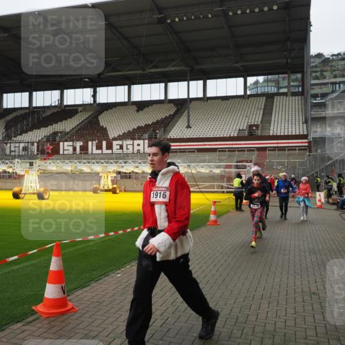 07.12.2025 - St. Pauli X-Mass-Run No. 15 Fabian Wolf http://msf.ph/oto/9422417 07.12.2025 11:52:17 Ziel 627, 644, 2121, 3276, 3280, 3648, 3650, 3659, 3865 meine-sportfotos.de