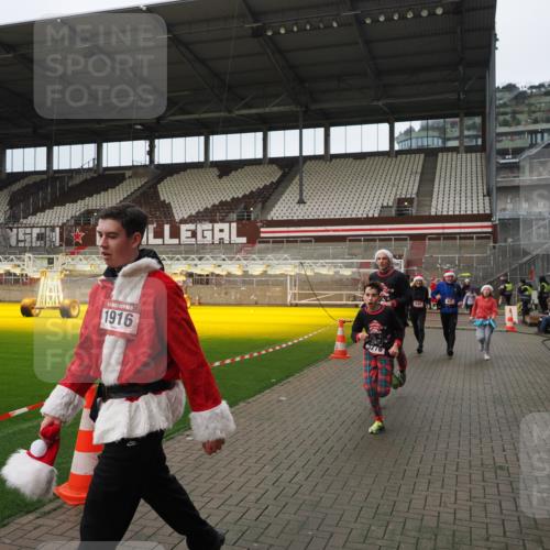 07.12.2025 - St. Pauli X-Mass-Run No. 15 Fabian Wolf http://msf.ph/oto/9422418 07.12.2025 11:52:18 Ziel 620, 627, 644, 2121, 3276, 3280, 3648, 3650, 3659, 3865 meine-sportfotos.de
