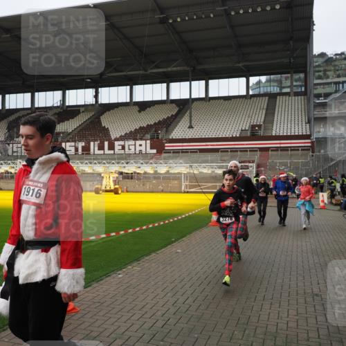 07.12.2025 - St. Pauli X-Mass-Run No. 15 Fabian Wolf http://msf.ph/oto/9422419 07.12.2025 11:52:18 Ziel 620, 627, 644, 2121, 3276, 3280, 3648, 3650, 3659, 3865 meine-sportfotos.de