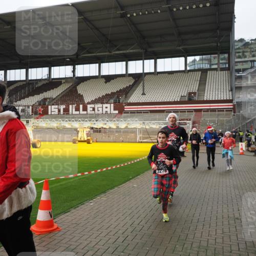 07.12.2025 - St. Pauli X-Mass-Run No. 15 Fabian Wolf http://msf.ph/oto/9422420 07.12.2025 11:52:18 Ziel 620, 627, 644, 2121, 3276, 3280, 3648, 3650, 3659, 3865 meine-sportfotos.de