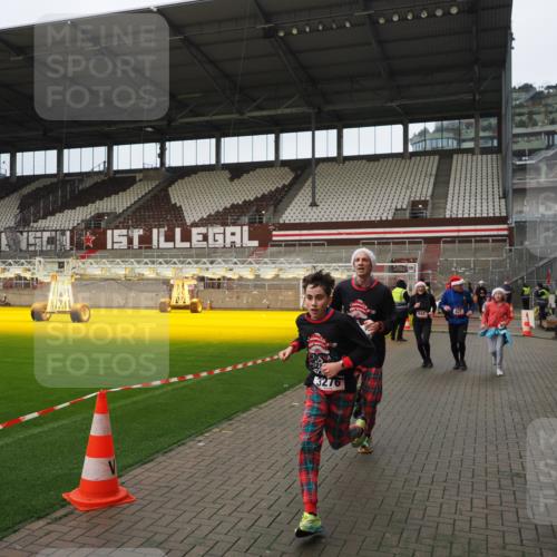 07.12.2025 - St. Pauli X-Mass-Run No. 15 Fabian Wolf http://msf.ph/oto/9422421 07.12.2025 11:52:18 Ziel 620, 627, 644, 2121, 3276, 3280, 3648, 3650, 3659, 3865 meine-sportfotos.de