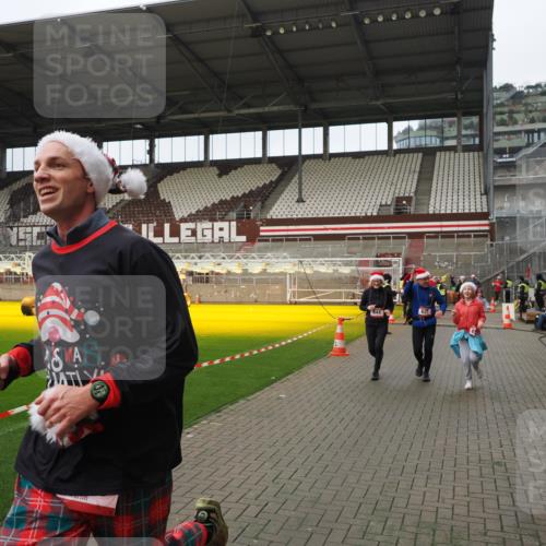 07.12.2025 - St. Pauli X-Mass-Run No. 15 Fabian Wolf http://msf.ph/oto/9422426 07.12.2025 11:52:19 Ziel 620, 627, 644, 2121, 3276, 3280, 3648, 3650, 3659, 3865 meine-sportfotos.de