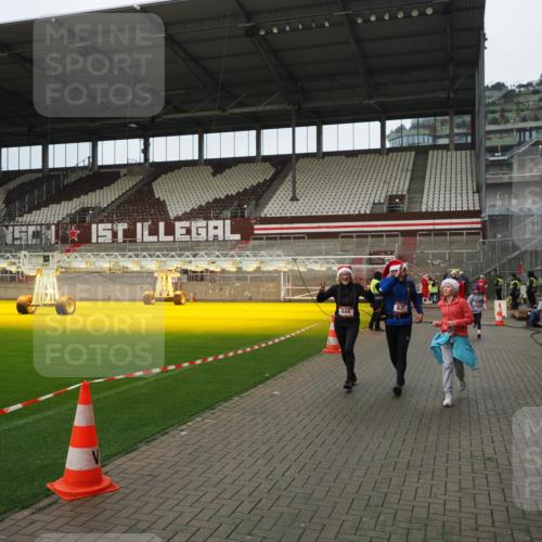 07.12.2025 - St. Pauli X-Mass-Run No. 15 Fabian Wolf http://msf.ph/oto/9422428 07.12.2025 11:52:20 Ziel 613, 620, 627, 644, 2121, 3276, 3280, 3648, 3650, 3659, 3865 meine-sportfotos.de