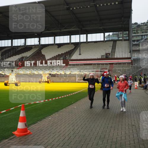 07.12.2025 - St. Pauli X-Mass-Run No. 15 Fabian Wolf http://msf.ph/oto/9422429 07.12.2025 11:52:20 Ziel 613, 620, 627, 644, 2121, 3276, 3280, 3648, 3650, 3659, 3865 meine-sportfotos.de