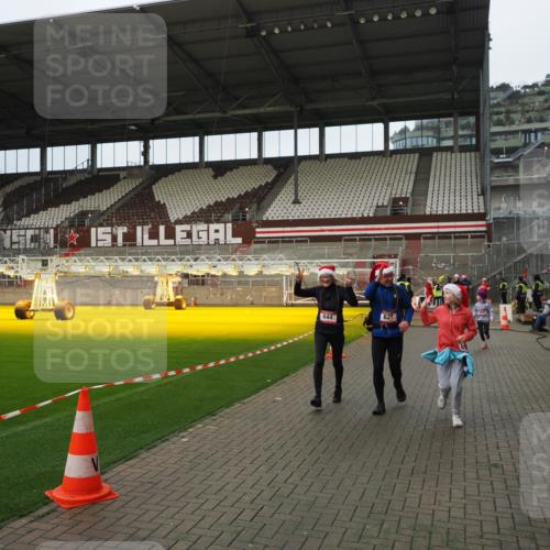 07.12.2025 - St. Pauli X-Mass-Run No. 15 Fabian Wolf http://msf.ph/oto/9422430 07.12.2025 11:52:20 Ziel 613, 620, 627, 644, 2121, 3276, 3280, 3648, 3650, 3659, 3865 meine-sportfotos.de