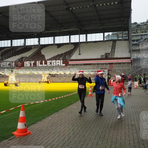 07.12.2025 - St. Pauli X-Mass-Run No. 15 Fabian Wolf http://msf.ph/oto/9422432 07.12.2025 11:52:21 Ziel 613, 620, 627, 644, 2121, 3276, 3280, 3648, 3865 meine-sportfotos.de