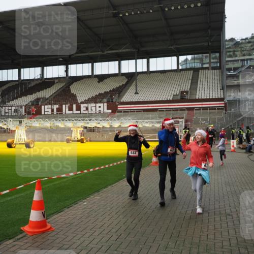 07.12.2025 - St. Pauli X-Mass-Run No. 15 Fabian Wolf http://msf.ph/oto/9422433 07.12.2025 11:52:21 Ziel 613, 620, 627, 644, 2121, 3276, 3280, 3648, 3865 meine-sportfotos.de