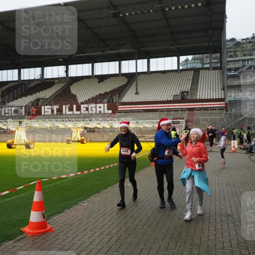 07.12.2025 - St. Pauli X-Mass-Run No. 15 Fabian Wolf http://msf.ph/oto/9422434 07.12.2025 11:52:21 Ziel 613, 620, 627, 644, 2121, 3276, 3280, 3648, 3865 meine-sportfotos.de