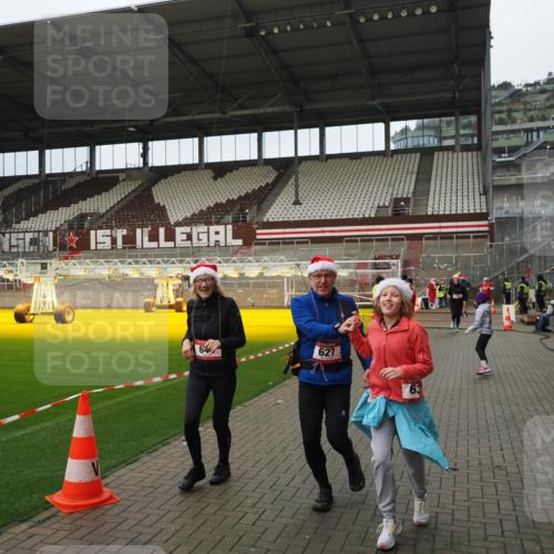 07.12.2025 - St. Pauli X-Mass-Run No. 15 Fabian Wolf http://msf.ph/oto/9422437 07.12.2025 11:52:22 Ziel 613, 620, 627, 644, 2121, 3276, 3280 meine-sportfotos.de