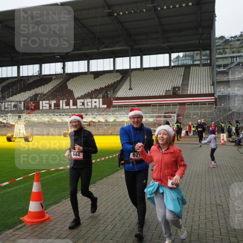 07.12.2025 - St. Pauli X-Mass-Run No. 15 Fabian Wolf http://msf.ph/oto/9422438 07.12.2025 11:52:22 Ziel 613, 620, 627, 644, 2121, 3276, 3280 meine-sportfotos.de