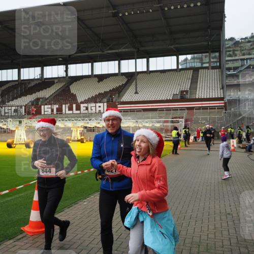 07.12.2025 - St. Pauli X-Mass-Run No. 15 Fabian Wolf http://msf.ph/oto/9422440 07.12.2025 11:52:22 Ziel 613, 620, 627, 644, 2121, 3276, 3280 meine-sportfotos.de