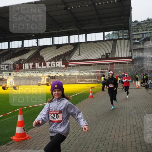 07.12.2025 - St. Pauli X-Mass-Run No. 15 Fabian Wolf http://msf.ph/oto/9422449 07.12.2025 11:52:26 Ziel 613, 618, 620, 627, 644, 3276, 3280, 3886 meine-sportfotos.de