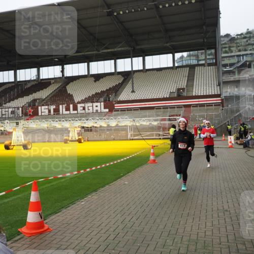 07.12.2025 - St. Pauli X-Mass-Run No. 15 Fabian Wolf http://msf.ph/oto/9422451 07.12.2025 11:52:26 Ziel 613, 618, 620, 627, 644, 3276, 3280, 3886 meine-sportfotos.de