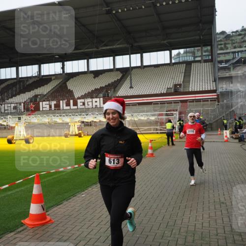 07.12.2025 - St. Pauli X-Mass-Run No. 15 Fabian Wolf http://msf.ph/oto/9422457 07.12.2025 11:52:28 Ziel 613, 618, 620, 627, 644, 3276, 3280, 3886 meine-sportfotos.de