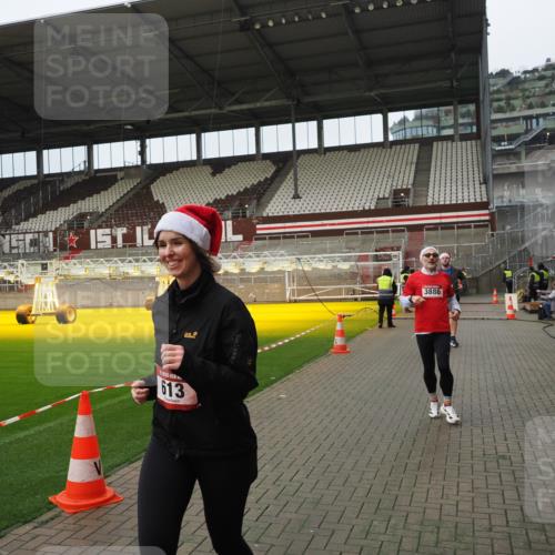 07.12.2025 - St. Pauli X-Mass-Run No. 15 Fabian Wolf http://msf.ph/oto/9422458 07.12.2025 11:52:28 Ziel 613, 618, 620, 627, 644, 3276, 3280, 3886 meine-sportfotos.de