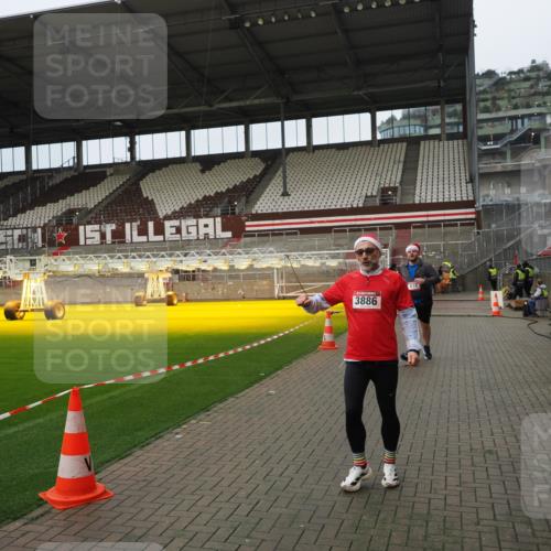 07.12.2025 - St. Pauli X-Mass-Run No. 15 Fabian Wolf http://msf.ph/oto/9422460 07.12.2025 11:52:29 Ziel 613, 618, 620, 627, 644, 3276, 3280, 3886 meine-sportfotos.de