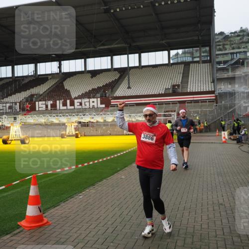 07.12.2025 - St. Pauli X-Mass-Run No. 15 Fabian Wolf http://msf.ph/oto/9422462 07.12.2025 11:52:30 Ziel 613, 618, 620, 627, 644, 3276, 3280, 3886 meine-sportfotos.de