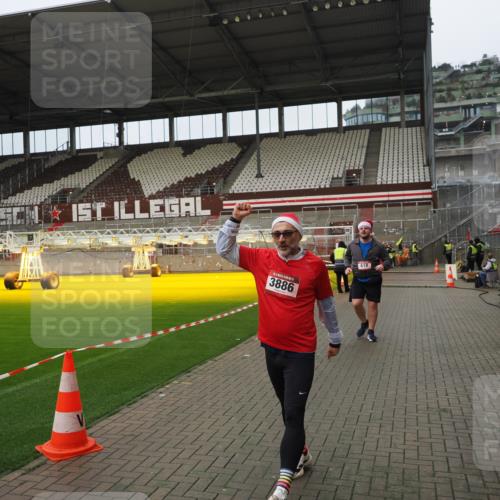 07.12.2025 - St. Pauli X-Mass-Run No. 15 Fabian Wolf http://msf.ph/oto/9422463 07.12.2025 11:52:30 Ziel 613, 618, 620, 627, 644, 3276, 3280, 3886 meine-sportfotos.de