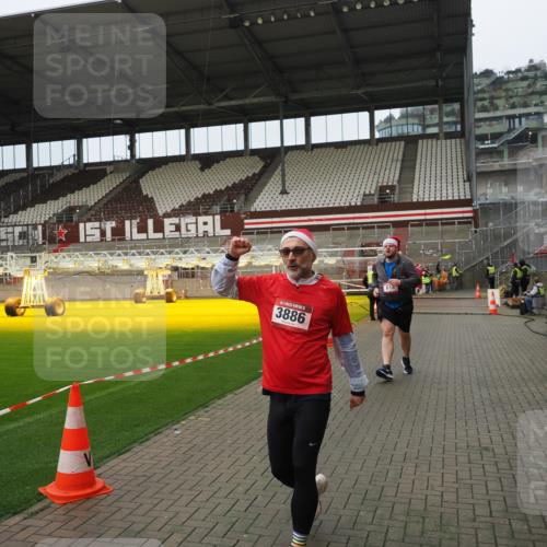 07.12.2025 - St. Pauli X-Mass-Run No. 15 Fabian Wolf http://msf.ph/oto/9422464 07.12.2025 11:52:30 Ziel 613, 618, 620, 627, 644, 3276, 3280, 3886 meine-sportfotos.de