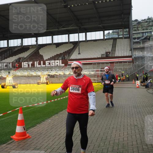 07.12.2025 - St. Pauli X-Mass-Run No. 15 Fabian Wolf http://msf.ph/oto/9422465 07.12.2025 11:52:30 Ziel 613, 618, 620, 627, 644, 3276, 3280, 3886 meine-sportfotos.de