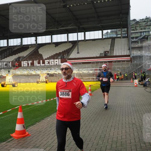 07.12.2025 - St. Pauli X-Mass-Run No. 15 Fabian Wolf http://msf.ph/oto/9422466 07.12.2025 11:52:30 Ziel 613, 618, 620, 627, 644, 3276, 3280, 3886 meine-sportfotos.de