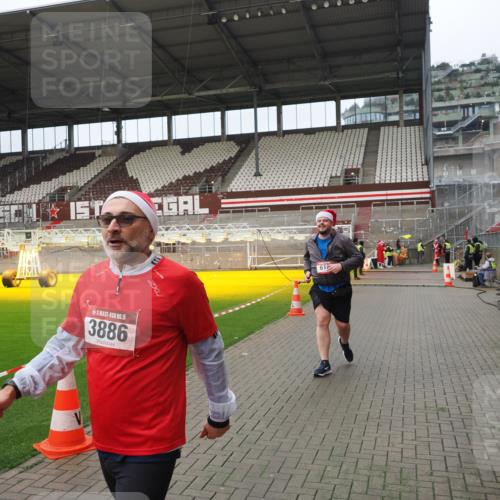 07.12.2025 - St. Pauli X-Mass-Run No. 15 Fabian Wolf http://msf.ph/oto/9422467 07.12.2025 11:52:31 Ziel 613, 618, 620, 627, 644, 3276, 3280, 3886 meine-sportfotos.de