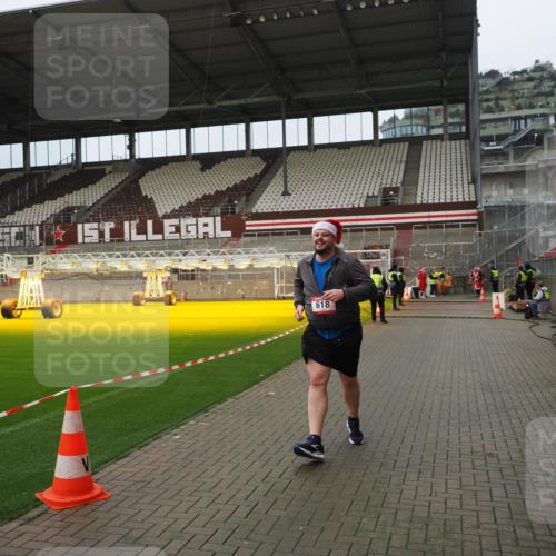 07.12.2025 - St. Pauli X-Mass-Run No. 15 Fabian Wolf http://msf.ph/oto/9422469 07.12.2025 11:52:31 Ziel 613, 618, 620, 627, 644, 3276, 3280, 3886 meine-sportfotos.de