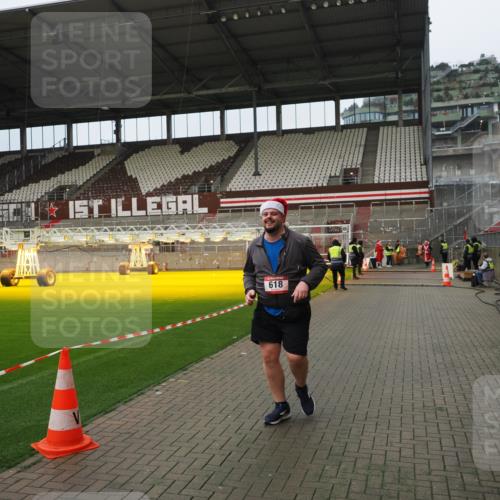 07.12.2025 - St. Pauli X-Mass-Run No. 15 Fabian Wolf http://msf.ph/oto/9422470 07.12.2025 11:52:32 Ziel 613, 618, 620, 627, 644, 3276, 3280, 3886 meine-sportfotos.de