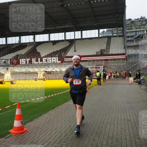 07.12.2025 - St. Pauli X-Mass-Run No. 15 Fabian Wolf http://msf.ph/oto/9422471 07.12.2025 11:52:32 Ziel 613, 618, 620, 627, 644, 3276, 3280, 3886 meine-sportfotos.de