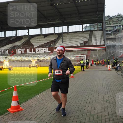 07.12.2025 - St. Pauli X-Mass-Run No. 15 Fabian Wolf http://msf.ph/oto/9422472 07.12.2025 11:52:32 Ziel 613, 618, 620, 627, 644, 3276, 3280, 3886 meine-sportfotos.de