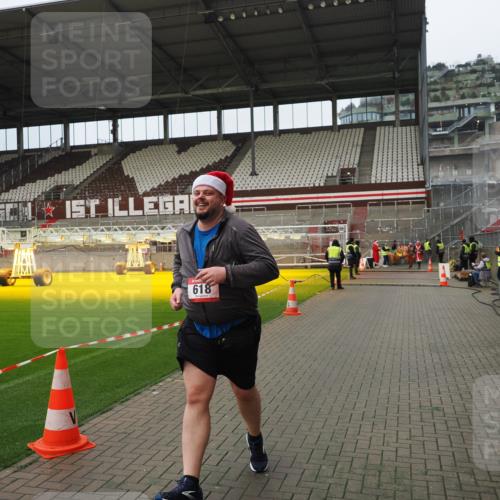 07.12.2025 - St. Pauli X-Mass-Run No. 15 Fabian Wolf http://msf.ph/oto/9422473 07.12.2025 11:52:32 Ziel 613, 618, 620, 627, 644, 3276, 3280, 3886 meine-sportfotos.de