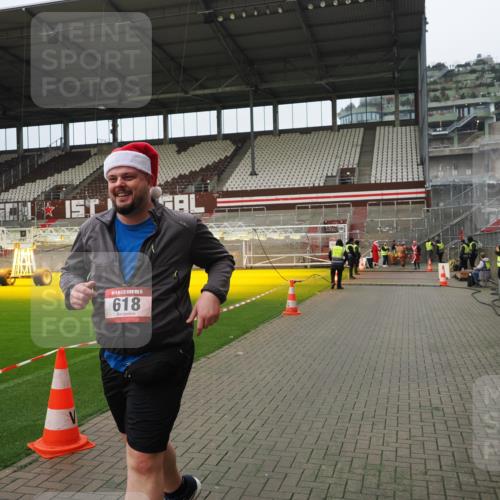 07.12.2025 - St. Pauli X-Mass-Run No. 15 Fabian Wolf http://msf.ph/oto/9422475 07.12.2025 11:52:33 Ziel 613, 618, 620, 644, 3276, 3280, 3886 meine-sportfotos.de